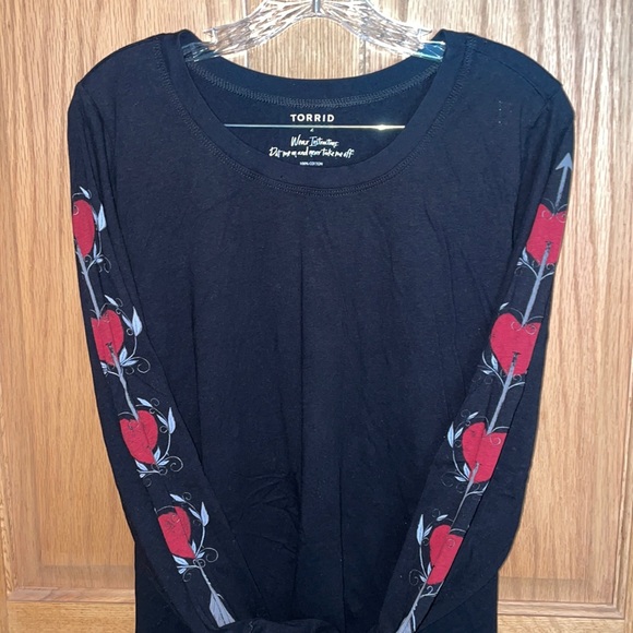 Torrid black long sleeve top with heart detail on sleeves size 2 (18/20) - Picture 2 of 6